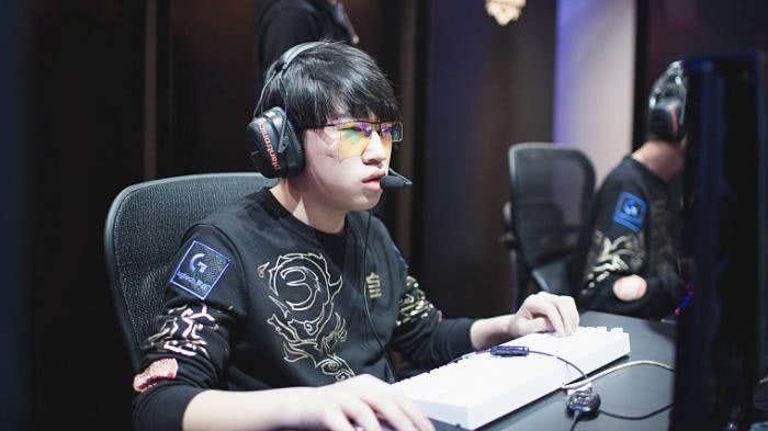 身穿露背连 身穿露背连